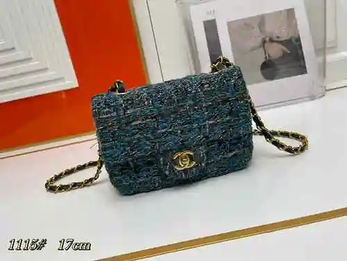La bolsa de cadena está hecha de material de lana importado, con una bolsa de regalo de entrega de a