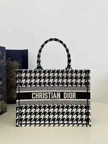 El bolso DIOR está hecho de cuero original importado de primer nivel y una versión réplica de alta g