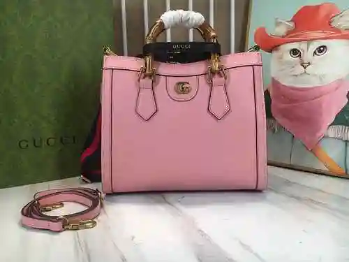 El bolso GUCCI Tote está hecho de material de lona importado, con una bolsa de regalo de entrega de 