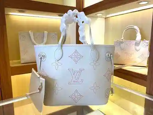 El bolso está hecho de material de lona importado, con una bolsa de regalo de entrega de alta calida