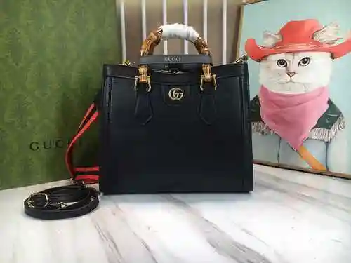El bolso GUCCI Tote está hecho de material de lona importado, con una bolsa de regalo de entrega de 