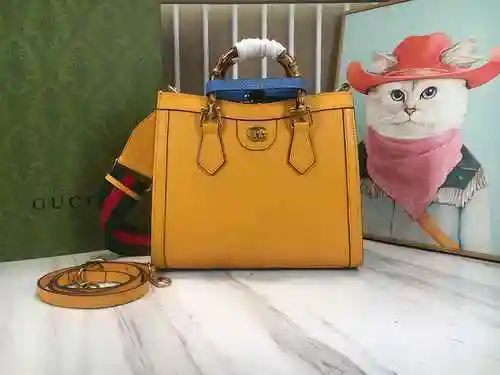 El bolso GUCCI Tote está hecho de material de lona importado, con una bolsa de regalo de entrega de 