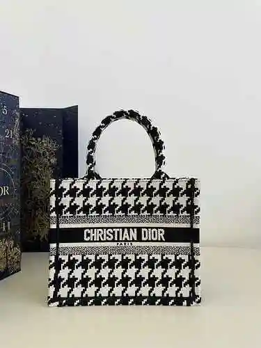 El bolso DIOR está hecho de cuero original importado de primer nivel y una versión réplica de alta g