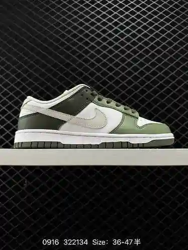 El esquema de color frijol mungo 7 Nike SB Dunk Low "Oil Green" está diseñado en un estilo