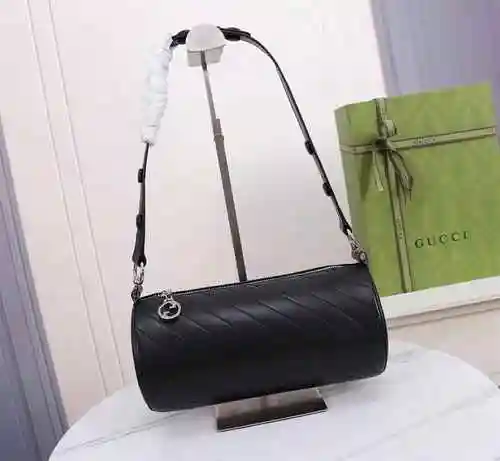 La bolsa con funda de almohada GUCCI está hecha de material de lona importado, con una bolsa de rega