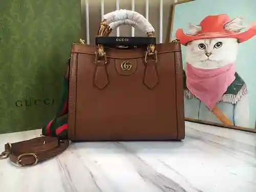 El bolso GUCCI Tote está hecho de material de lona importado, con una bolsa de regalo de entrega de 