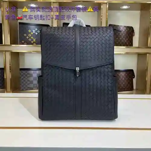 La mochila para hombre BV está hecha de cuero original importado de primera calidad con una bolsa de