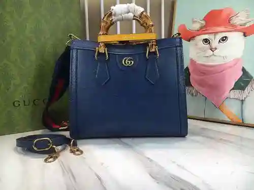 El bolso GUCCI Tote está hecho de material de lona importado, con una bolsa de regalo de entrega de 
