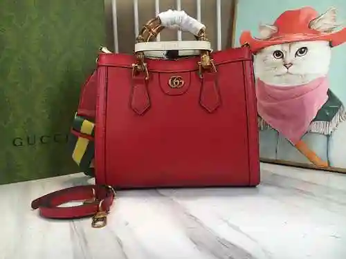 El bolso GUCCI Tote está hecho de material de lona importado, con una bolsa de regalo de entrega de 