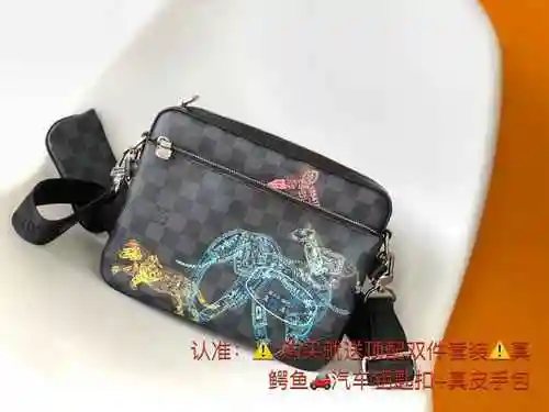 El bolso cruzado exclusivo para hombre de LV está hecho de cuero original importado de primera calid