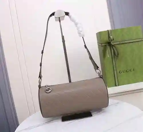 La bolsa con funda de almohada GUCCI está hecha de material de lona importado, con una bolsa de rega