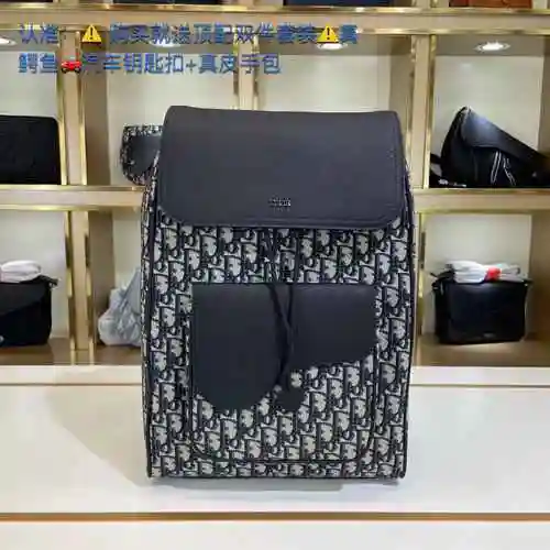 La mochila para hombre DIOR está hecha de cuero original importado de primera calidad, con una bolsa