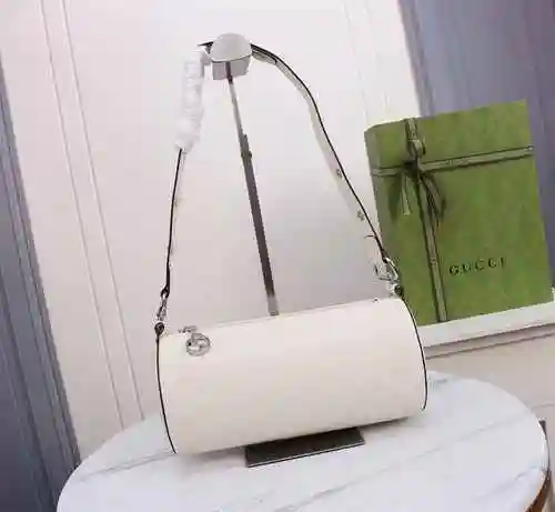 La bolsa con funda de almohada GUCCI está hecha de material de lona importado, con una bolsa de rega
