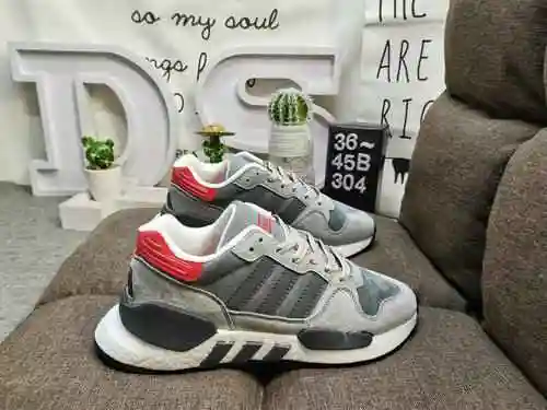 304D winter insulation! All pig eight leather company goods! The Adidas ZX 930 x EQT comes from the 