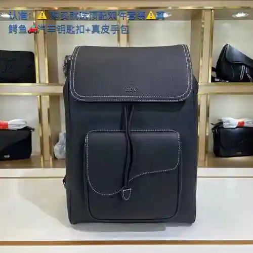 La mochila para hombre DIOR está hecha de cuero original importado de primera calidad, con una bolsa