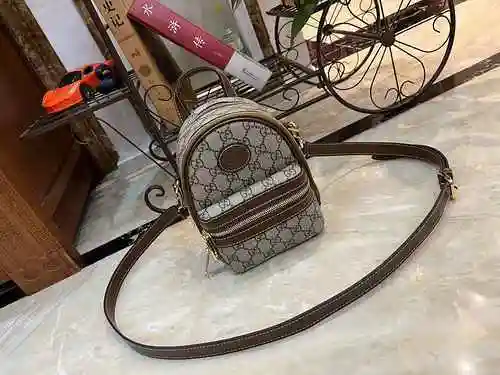 La mochila GUCCI está hecha de material de lona importado con una bolsa de regalo de entrega de alta
