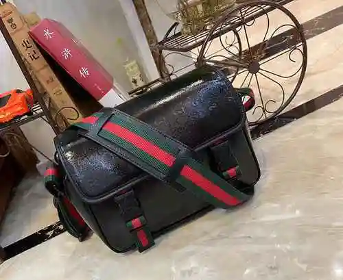 La bolsa de mensajero GUCCI está hecha de material de lona importado, con una bolsa de regalo de ent