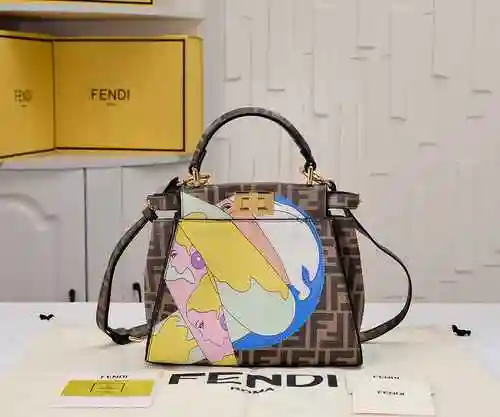 FENDI El bolso Fendi está hecho de material de lona importado, con una bolsa de regalo de entrega de