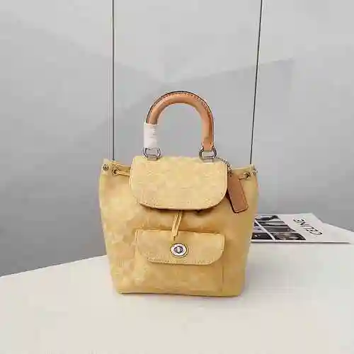 La mochila Kouchi está hecha de material de lona importado, con una bolsa de regalo de entrega de al