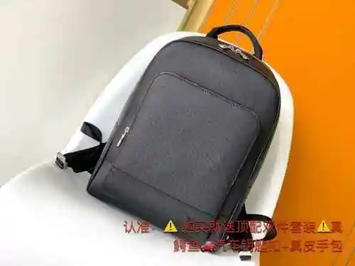 La mochila para hombre LV está hecha de cuero original importado de primera calidad con una bolsa de