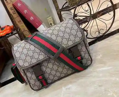 La bolsa de mensajero GUCCI está hecha de material de lona importado, con una bolsa de regalo de ent