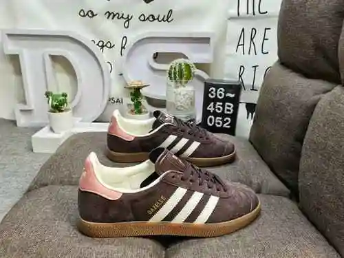 The 052D (adidas) neutral clover GAZELLE series casual shoes for men and women are classic sports sh