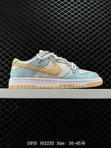 Zapato de skate con correa deconstruida Futura x Nike Dunk Low. Este sistema de cordones continúa el