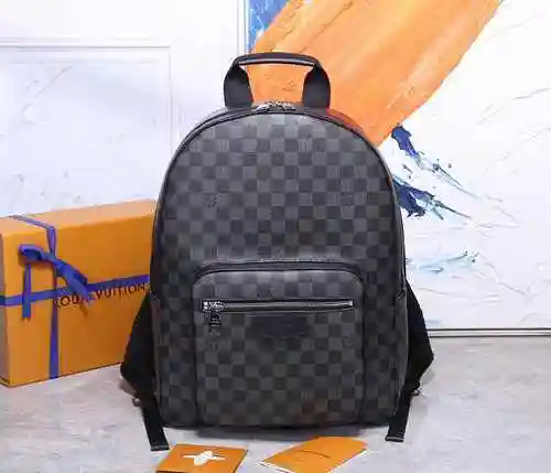 La mochila para hombre LV está hecha de cuero original importado de primera calidad con una bolsa de