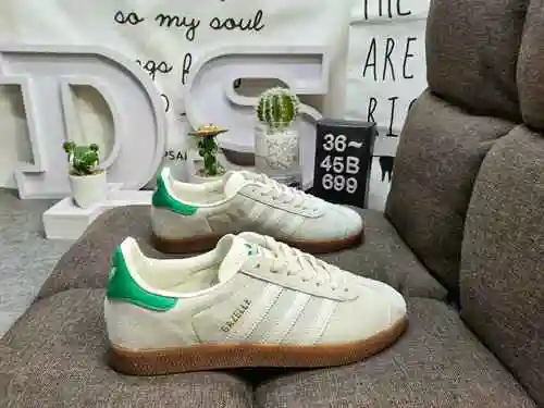 699DADIDAS GAZELLE three leaf grass pig eight skin campus casual board shoes.