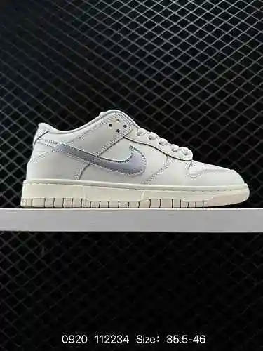 Las zapatillas clásicas y versátiles de la serie Nike Dunk Low SB cuentan con un relleno grueso en l