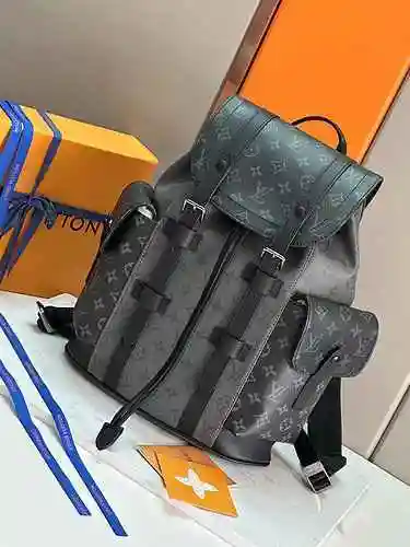 La mochila para hombre LV está hecha de cuero original importado de primera calidad con una bolsa de