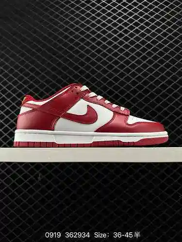 La parte superior blanca, roja y dorada de las 7 Nike Dunk Low "Gym Red" presenta cuero bl
