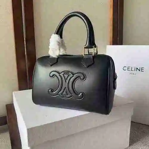 CEL Celine Pillow Bag está hecho de cuero original importado de primer nivel y una versión réplica d