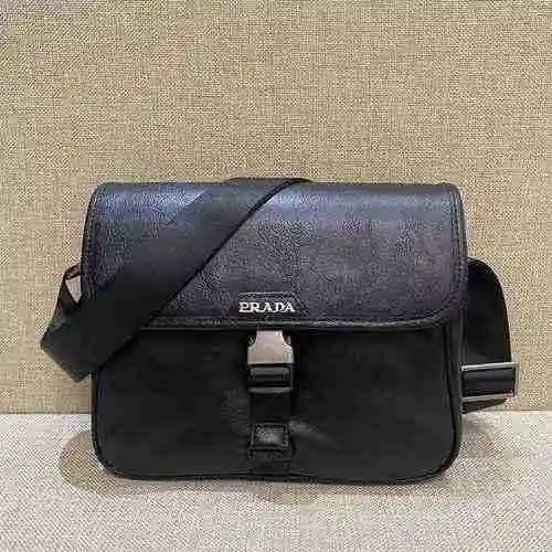 El bolso cruzado exclusivo para hombre de PRADA está hecho de cuero original importado de primera ca