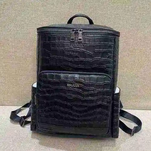 La mochila exclusiva para hombre de PRADA está hecha de cuero original importado de primer nivel con