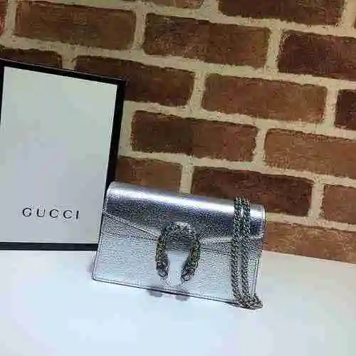 El bolso con cadena GUCCI está hecho de material de lona importado, con una bolsa de regalo de entre