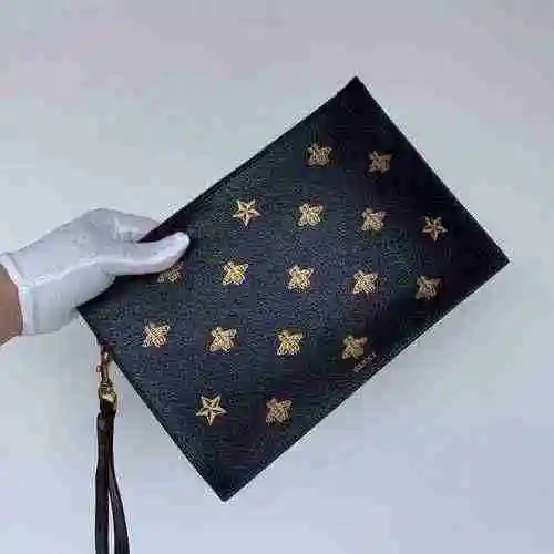 El bolso exclusivo para hombre de GUCCI está hecho de piel de vaca original importada y se entrega e