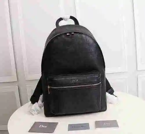 La mochila para hombre está hecha de cuero original importado de primer nivel y una versión réplica 