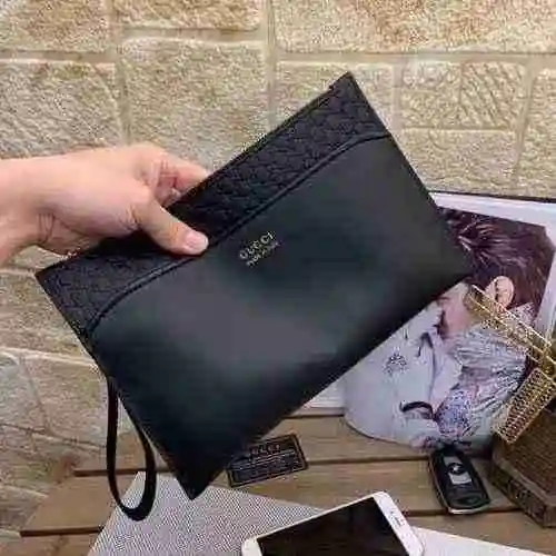 El bolso exclusivo para hombre de GUCCI está hecho de piel de vaca original importada y se entrega e
