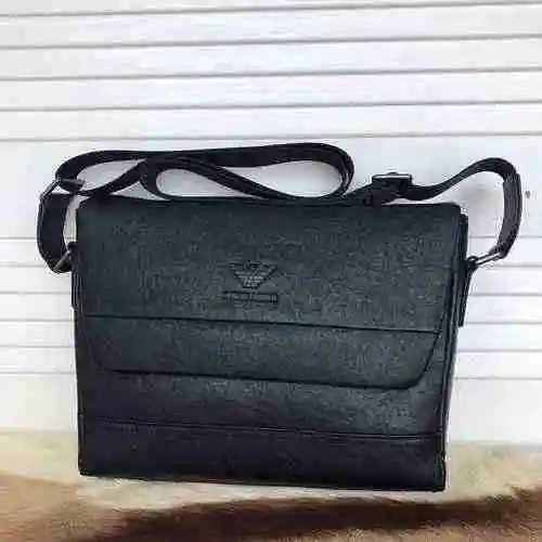 El bolso cruzado exclusivo para hombre de Armani está hecho de cuero original importado de primera c