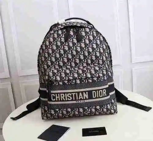 La mochila para hombre está hecha de lona original importada de primer nivel y una réplica de alta g