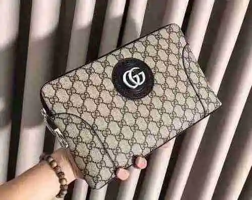 El bolso exclusivo para hombre de GUCCI está hecho de piel de vaca original importada y se entrega e