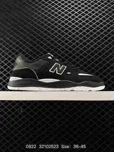 Los patines New Balance cuentan con parte superior de cuero y tela, con una silueta limpia y retro q
