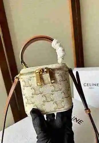 La mini bolsa de maquillaje CEL Celine está hecha de cuero original importado de primer nivel y una 