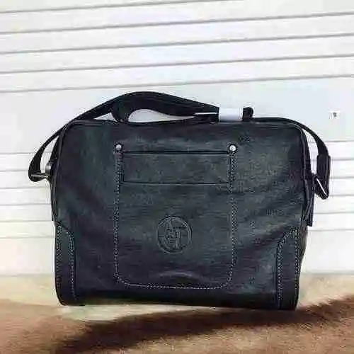 El bolso cruzado exclusivo para hombre de Armani está hecho de cuero original importado de primera c