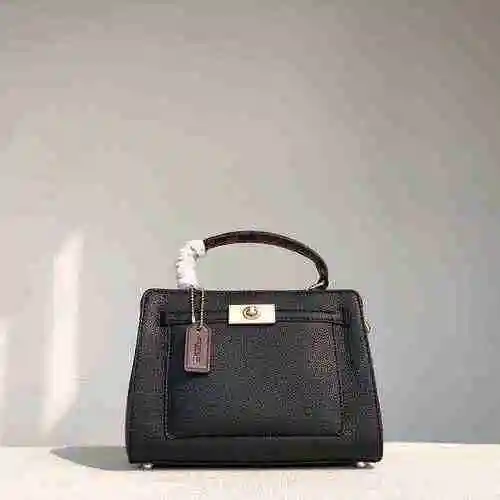 El bolso CH Kouchi está hecho de material de lona importado, con una bolsa de regalo de entrega de a