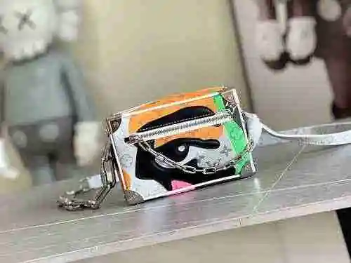 El bolso bandolera LV está hecho de cuero original importado de primer nivel y una versión réplica d