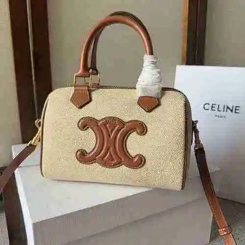 La bolsa tipo almohada CEL Celine está hecha de cuero original importado de primer nivel y una versi