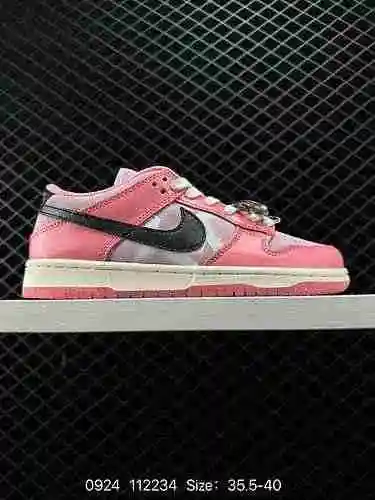 Las zapatillas clásicas y versátiles de la serie Nike Dunk Low SB cuentan con un relleno grueso en l