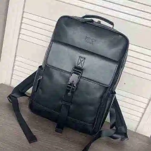 FENDI La mochila exclusiva para hombre Fendi está hecha de cuero original importado de primera calid